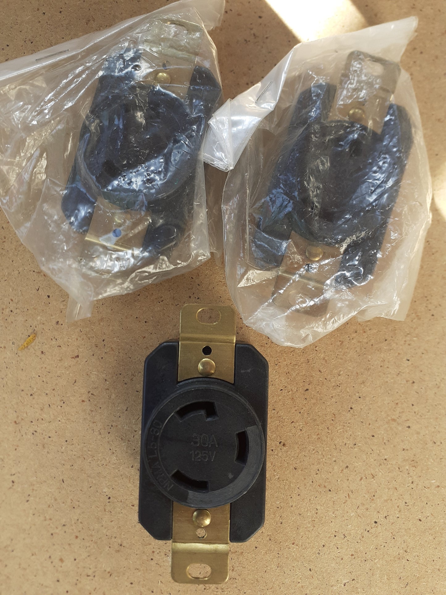 Tomada APC NEMA L5-30R 30A125V