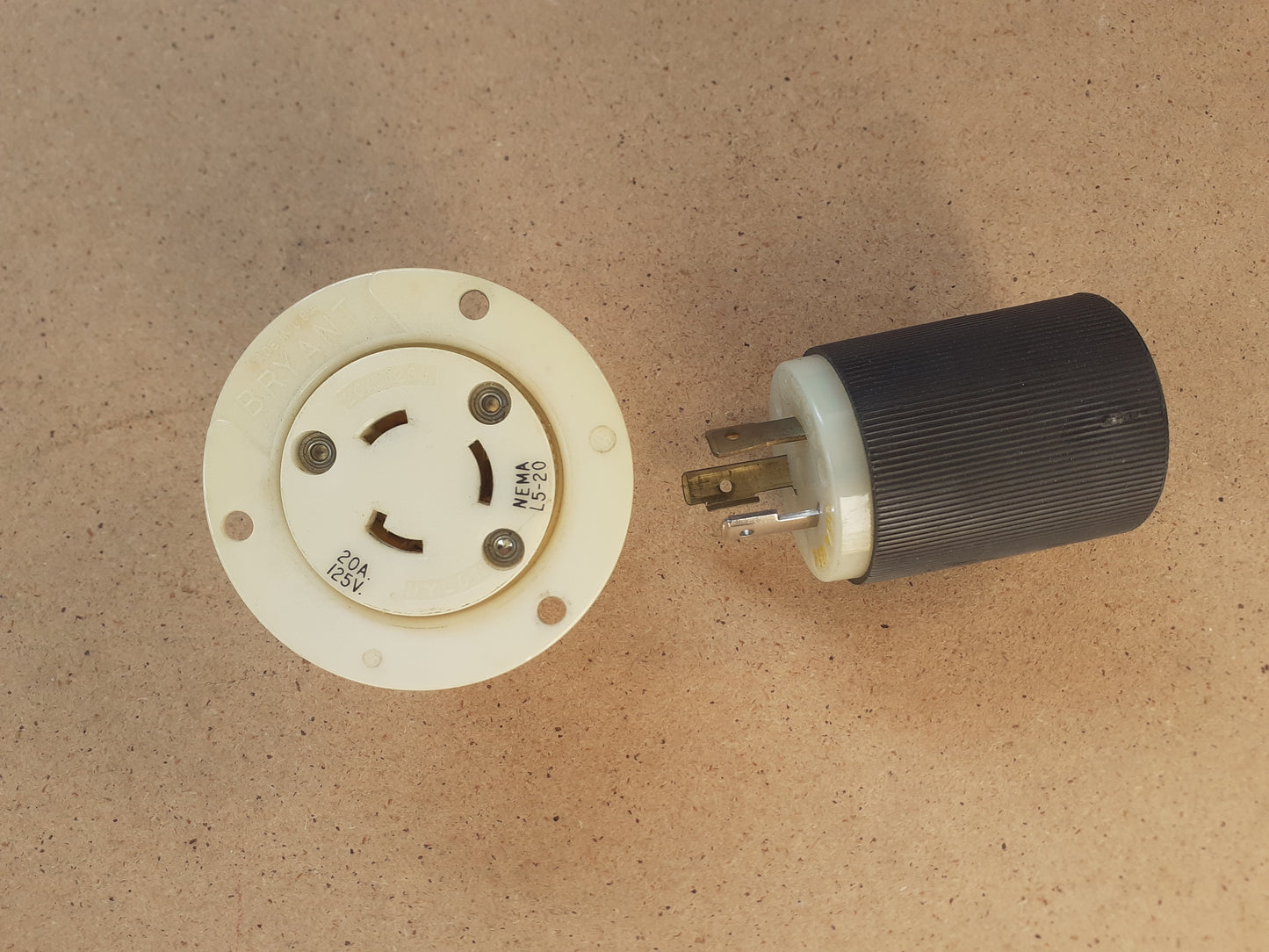 Tomada plugue Hubbel NEMA L5-20