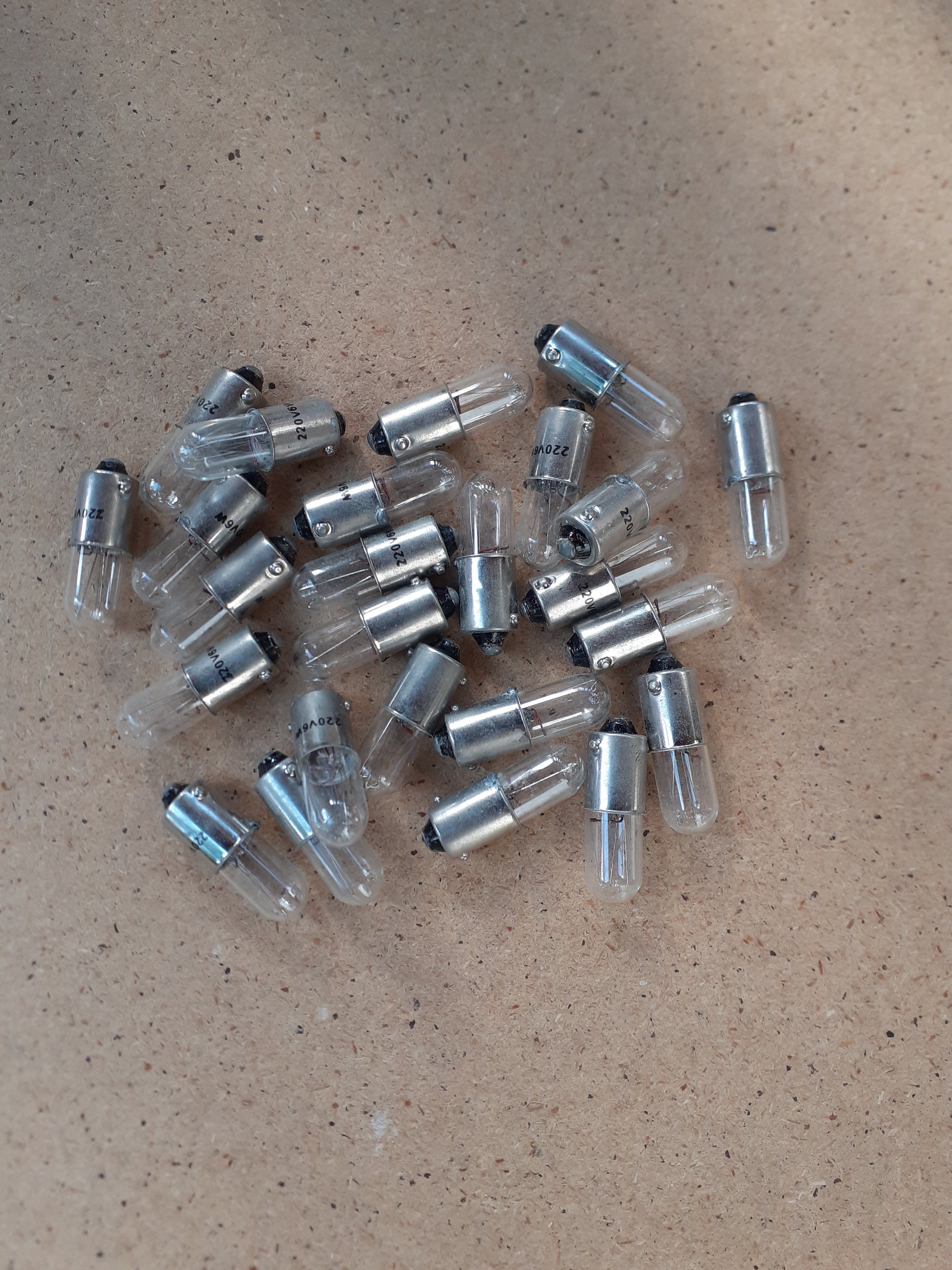 Lampada Sadokin BA9s 220Vneon